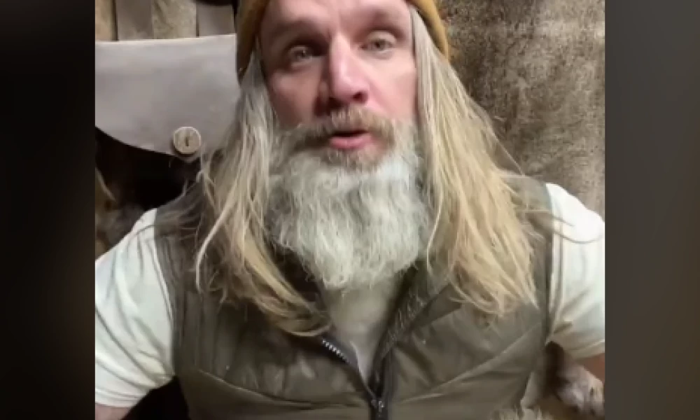 Άντρας δείχνει πώς να φτιάξεις πρωτόγονα όπλα κι εργαλεία